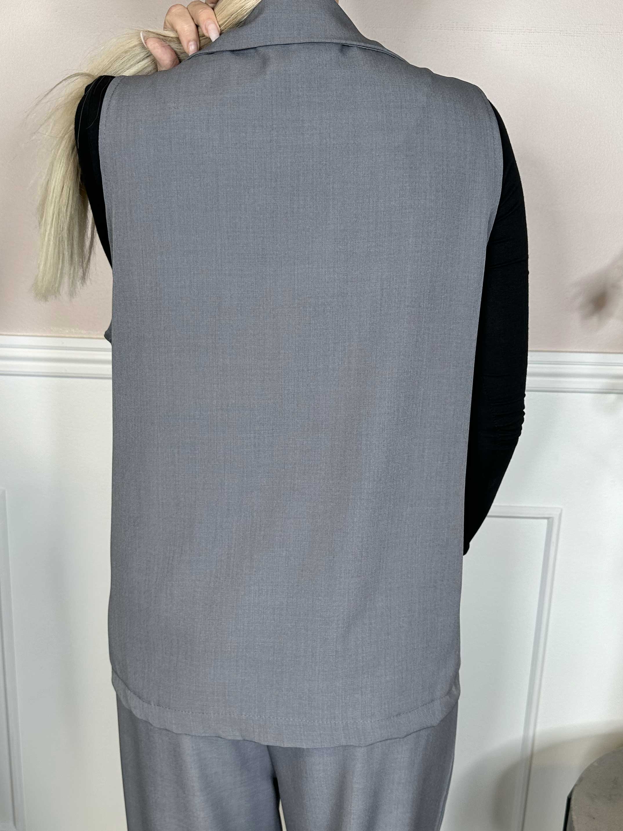 Shadia Vest - Enfärgad kostymväst med knapp och